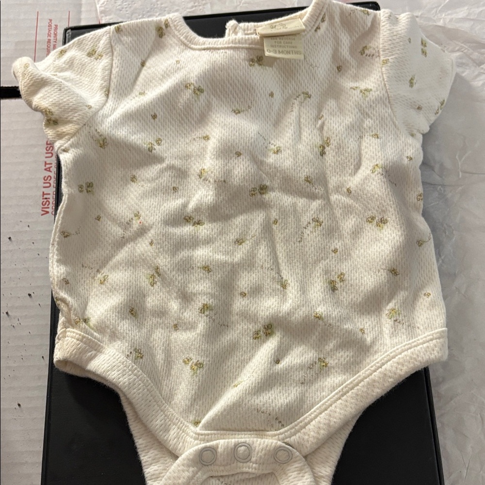 Disney classic Pooh White Baby Onesie with Floral Pattern 0-3 months